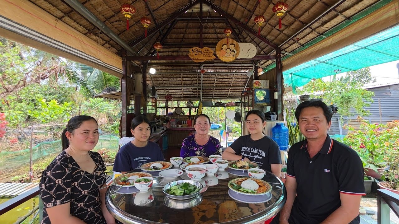 Rất Vui Khi Mãng Cầu Chín Ngày Càng Nhiều, Ngôi Nhà Thì Tốc Độ Làm Lúc Càng Nhanh | TTVlog 