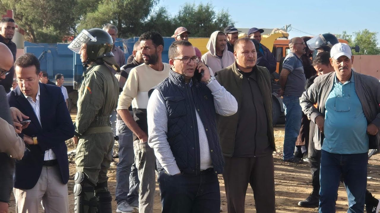 السلطات المحلية بالسمارة تشرع في هدم دور الصفيح وتوزيع منازل جديدة على قاطني مخيم الربيب