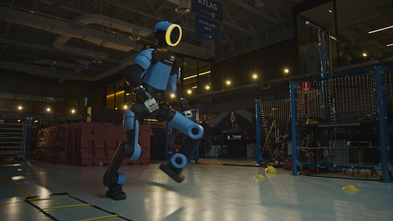 Hyundai | Atlas 🤖 da sus primeros pasos en el mundo del f&uacute;tbol.