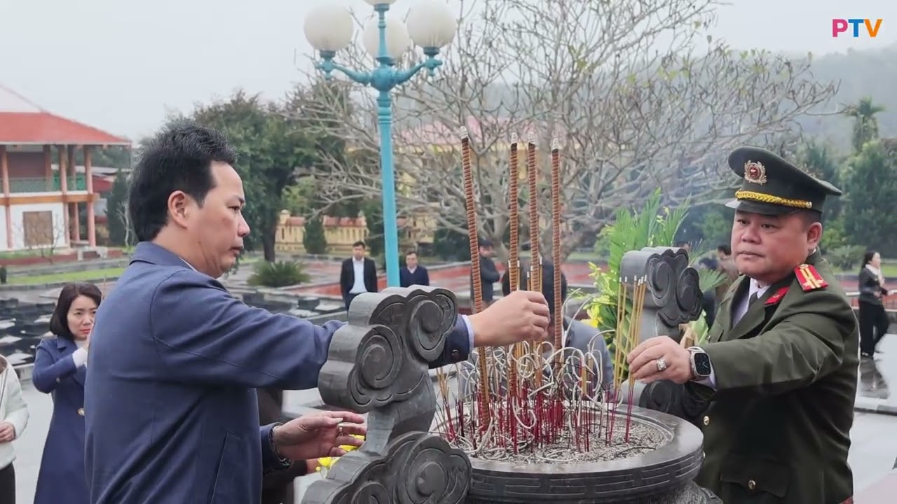 Đoàn đại biểu xã Phủ Thông, Vĩnh Thông, Cẩm Giàng dâng hương Di tích lịch sử Nà Tu, nghĩa trang liệt