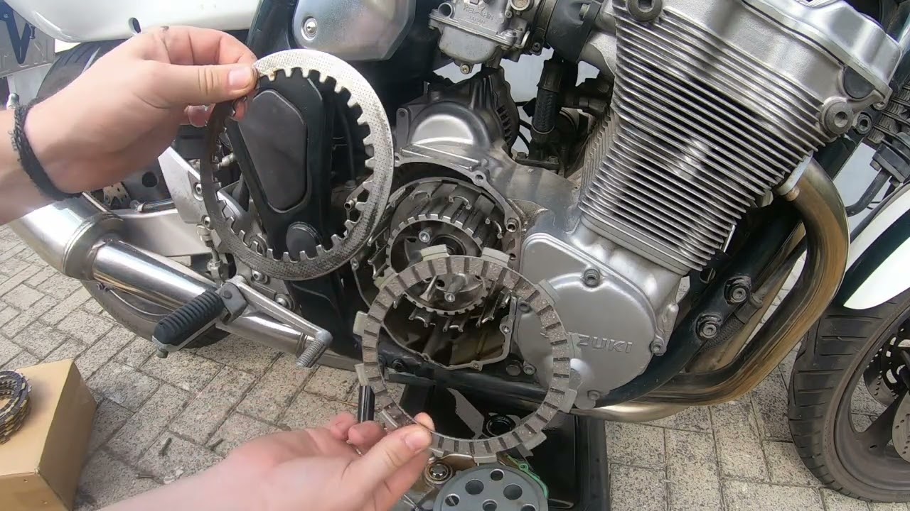 MotorEnthusiastsOfficial - Suzuki Bandit GSF 600 Kupplung Wechseln