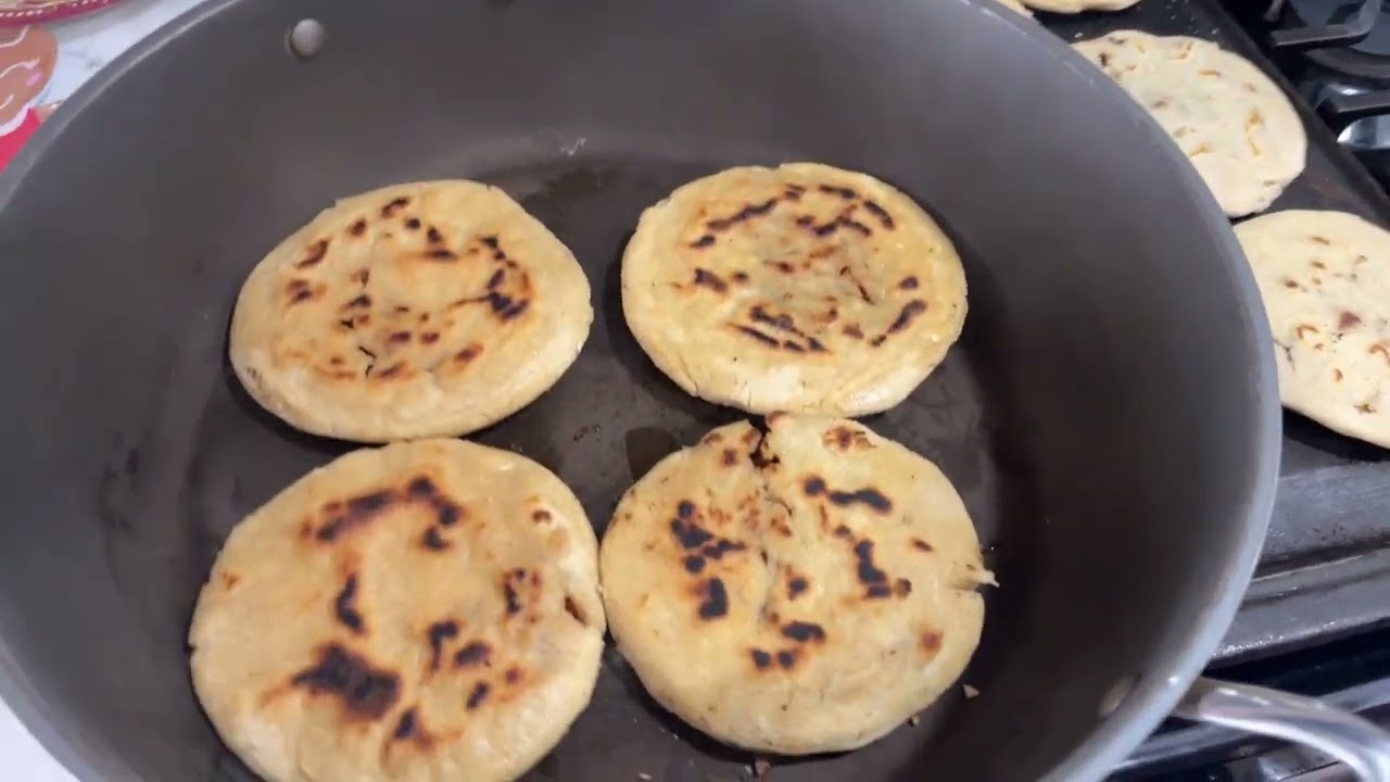 Asiendo gorditas de boronas de chicharrón 