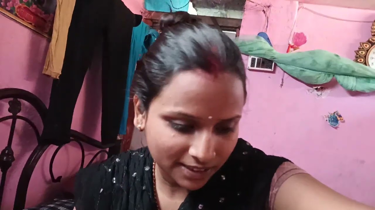 Anshika Sara botal ka Pani gira rahi hai