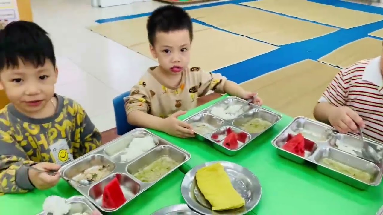 Giờ ăn cơm khay của các bé lớp A7