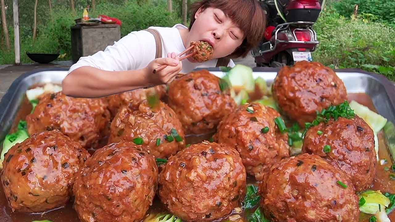 秋妹當紅燒獅子頭，入口軟糯鮮嫩多汁比拳頭還大，一口下去太過癮了！ 【顏美食】