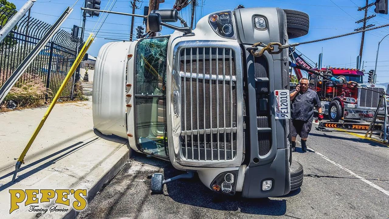 Container mit 20 TONNEN Altmetall kippt um!