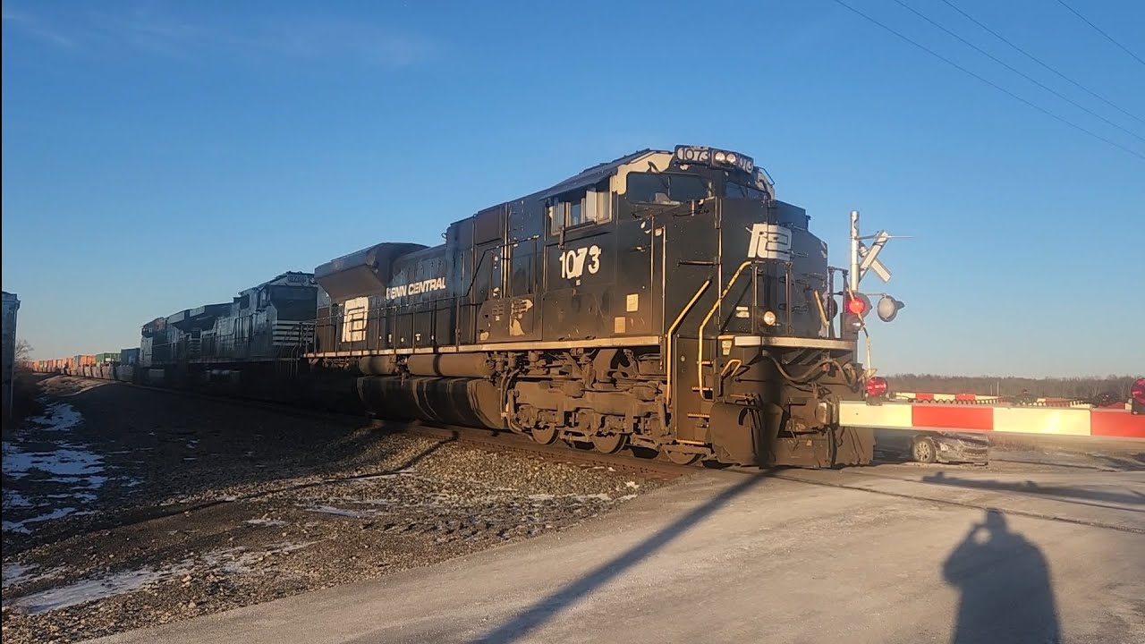 Quick Catch of NS 272 with NS 1073 (Penn Central HU) Leading