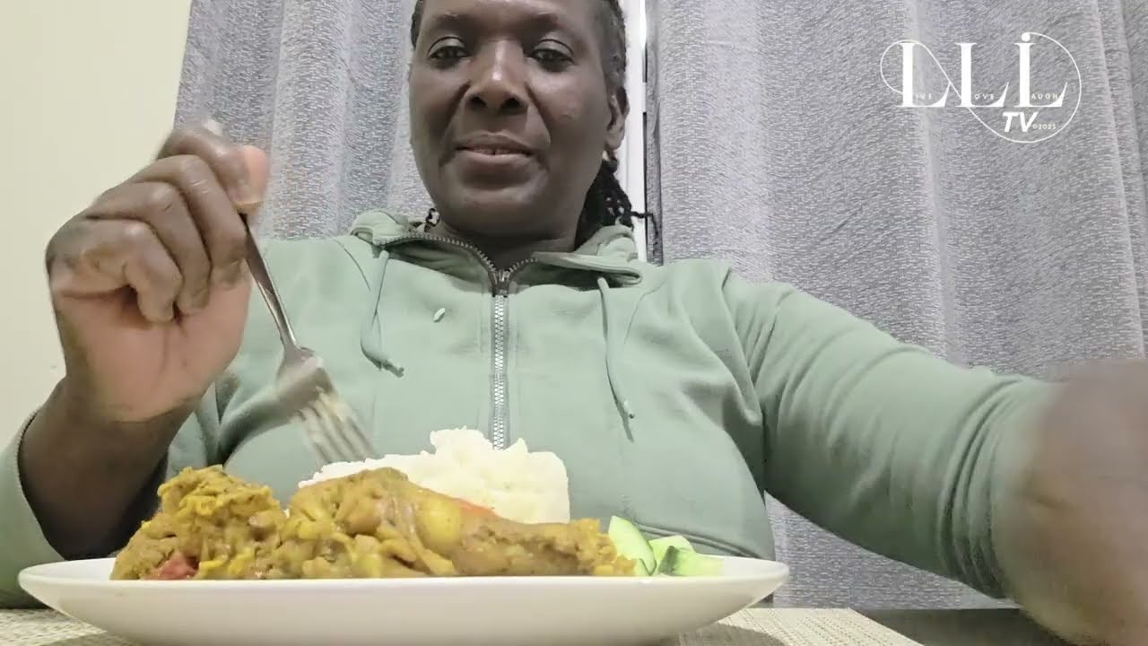 Craving Jamaican-style Curry Chicken w/ white rice after I saw Aunty Donna cooking it on Facebook🍽️