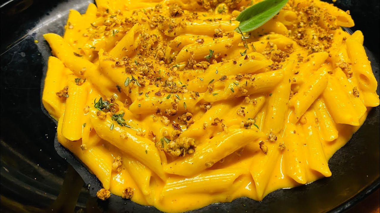 Pasta con fonduta di zucca e crumblè di nocciole ￼