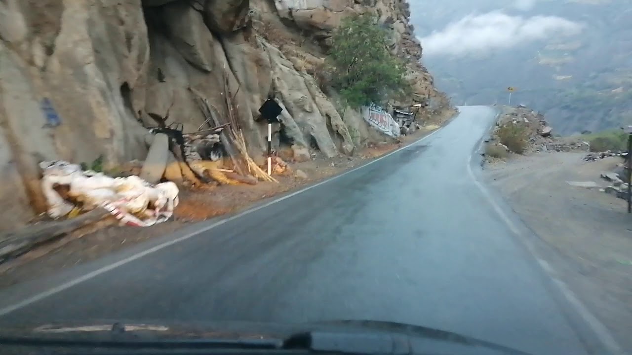 Una vista de la carretera calachota hacia cerro loro subiendo a yauyos