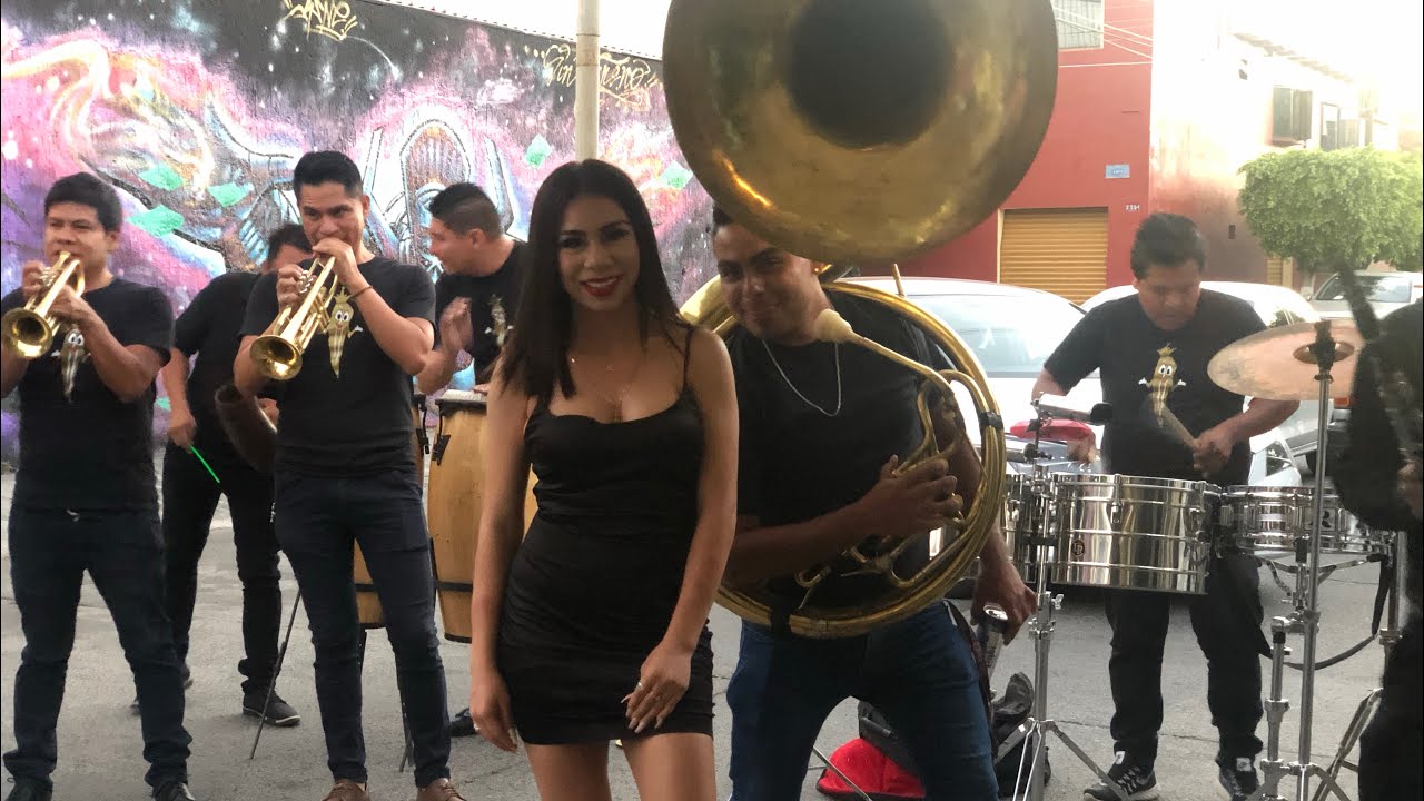 Le traje la banda a mi abuela !!