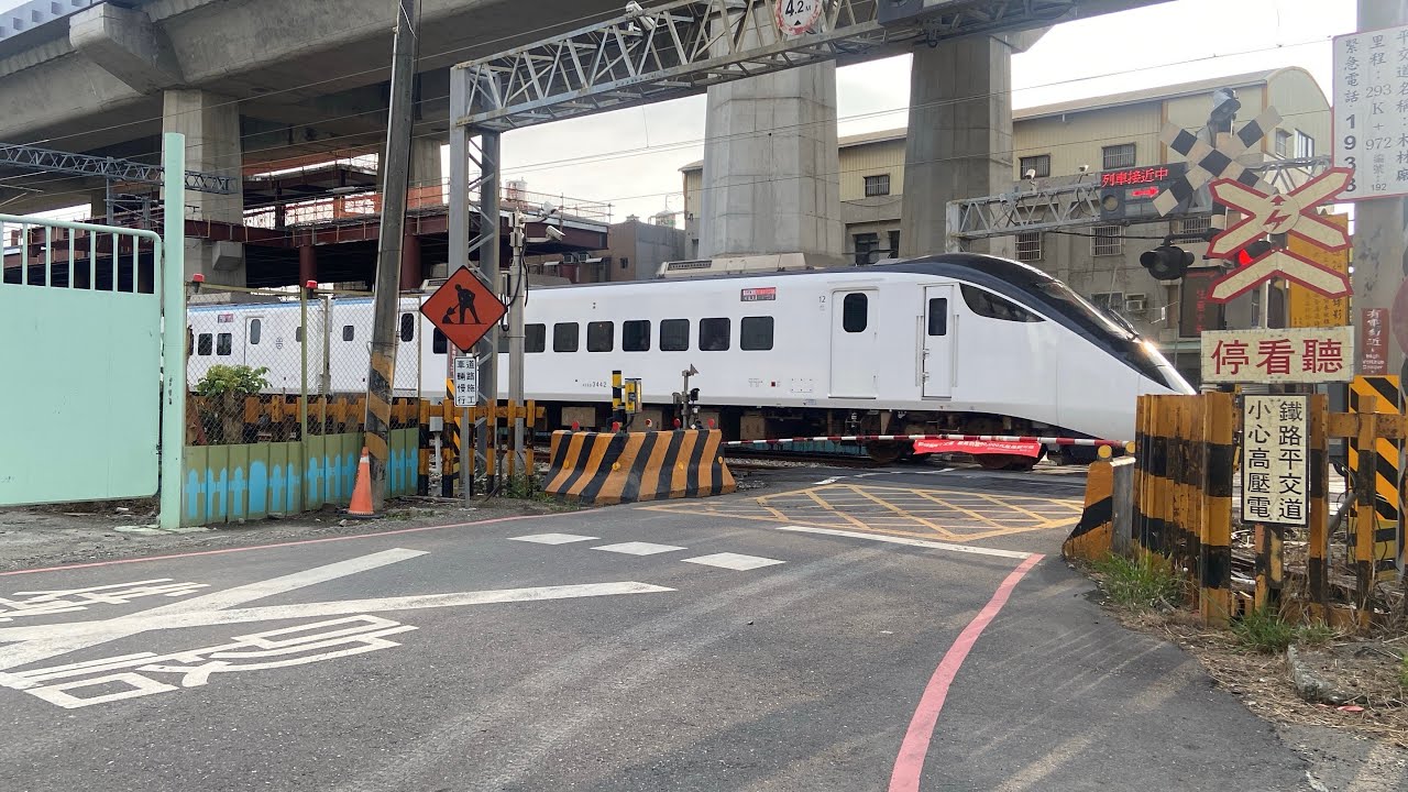 5378次EMU3000加班自強號通過木材廠平交道