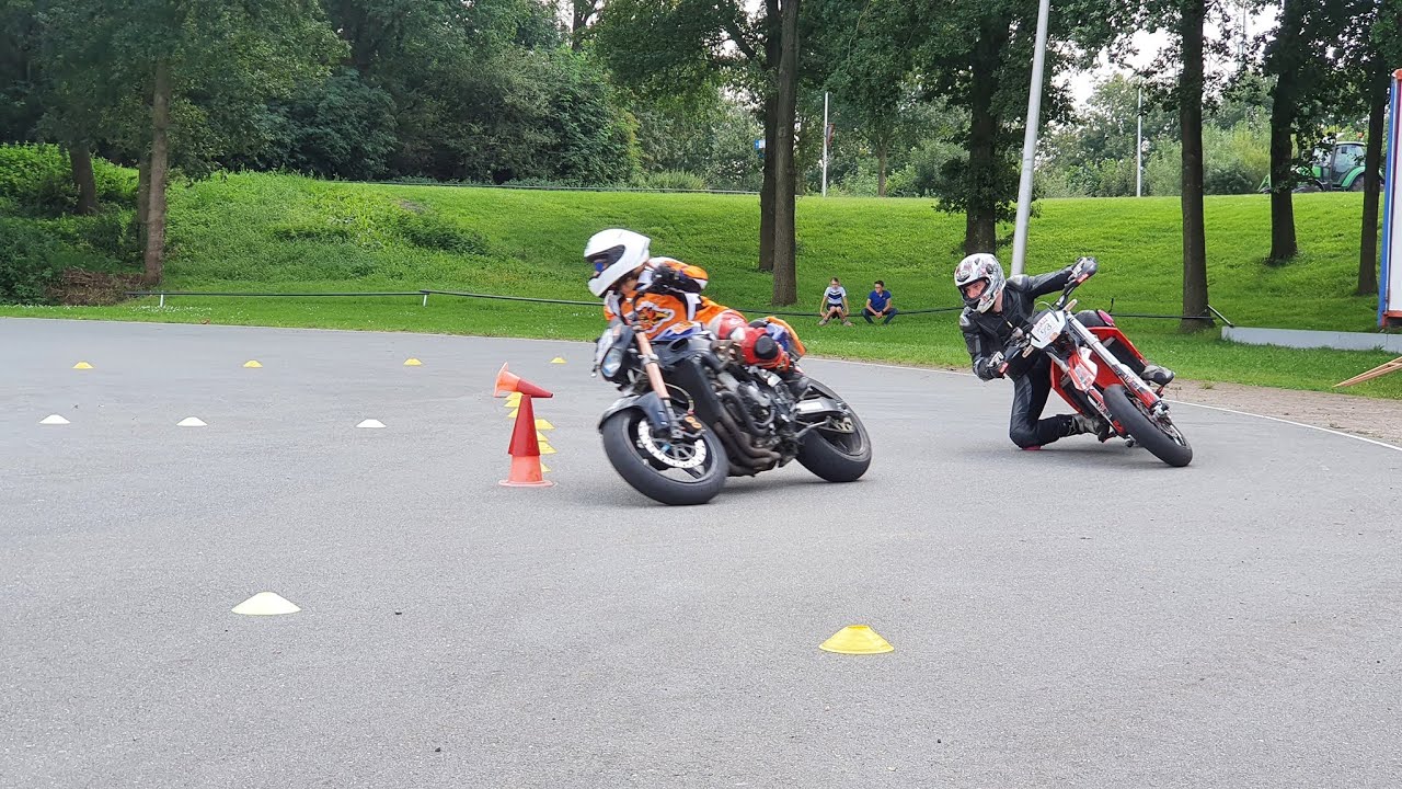 Motogymkhana low speed  knee down training with Lieneke