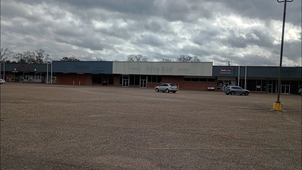 EXPLORING AN NEARLY ABANDONED: Shopping Center - Atmore, AL