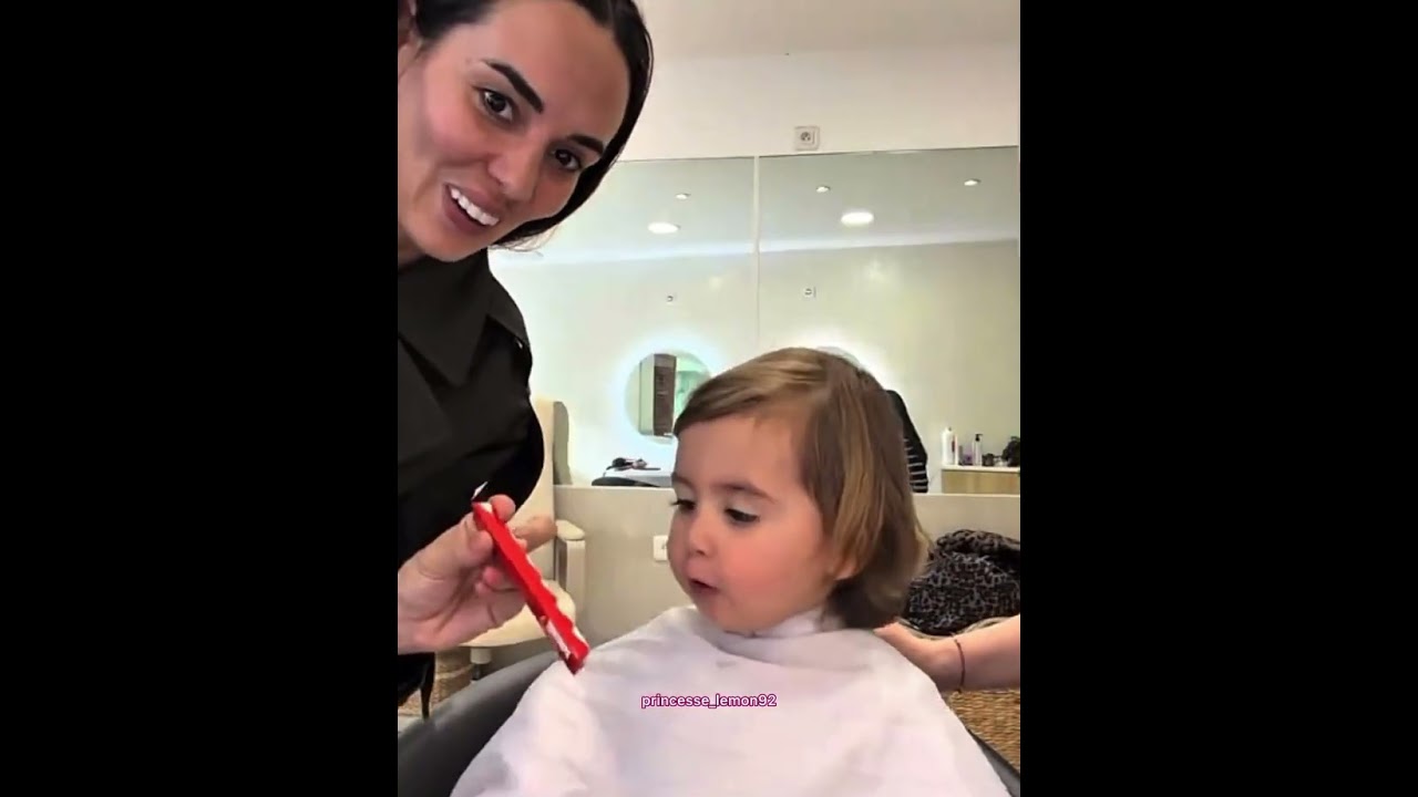 Hilona Gos et son fils Jean-Joseph chez le coiffeur pour une coupe, vous validez la coupe de JJ ? 💕