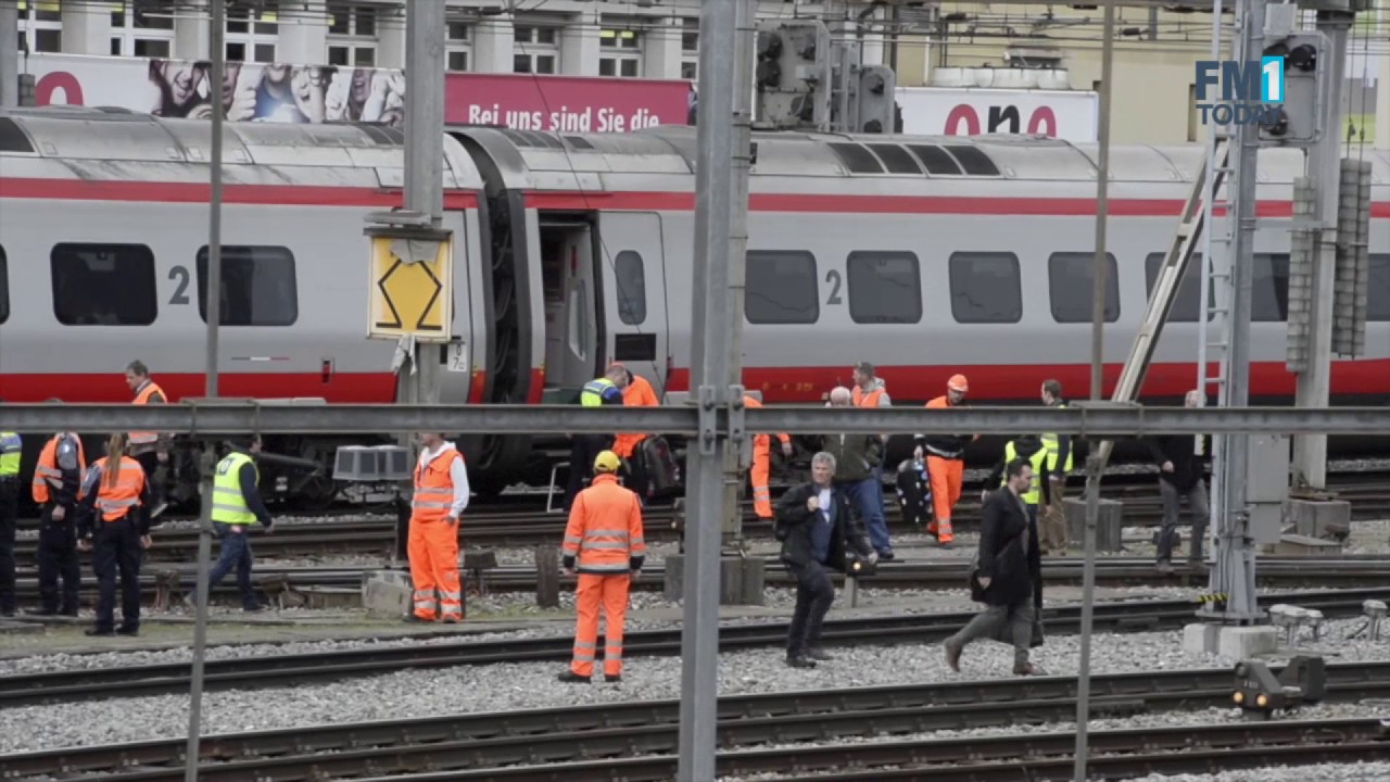 Passagiere werden aus verungl&uuml;cktem Zug evakuiert