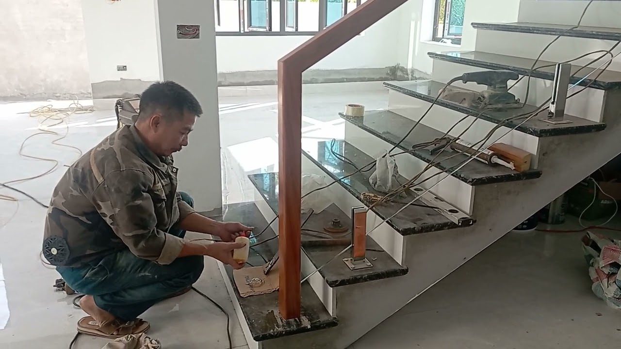 lại cầu thang kính tô thêm vẻ đẹp ngôi nhà thời hiện đại,