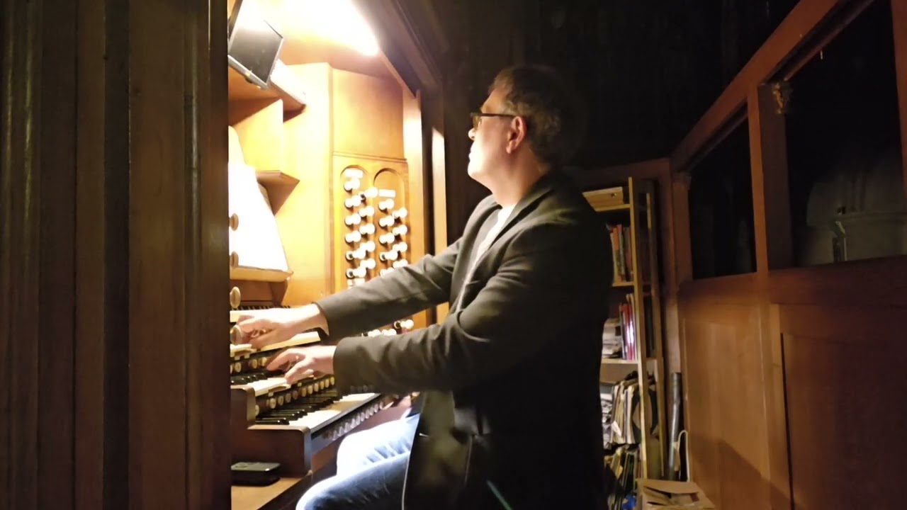 Excerpt from Prelude to Hansel & Gretel - Humperdinck arr. Lemare. Piers Maxim at the organ.