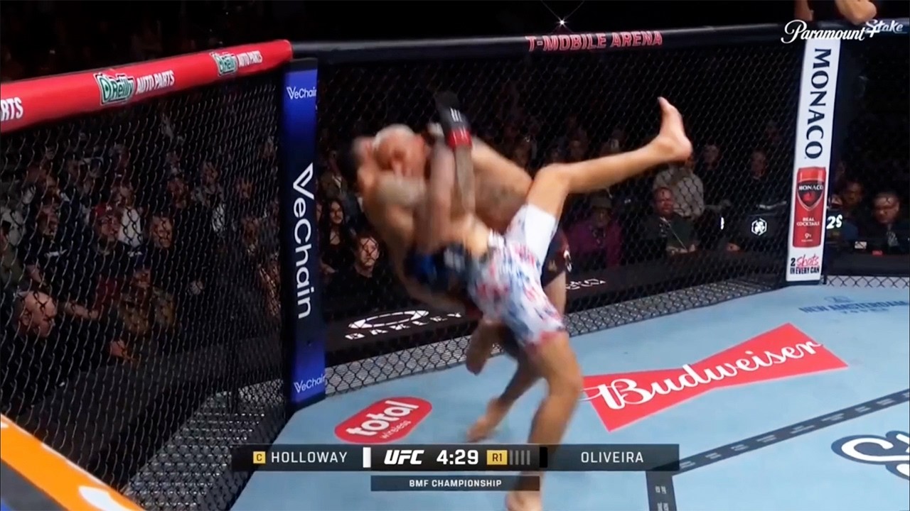 Основные моменты боя Макса Холлоуэя против Чарльза Оливейры на UFC 326