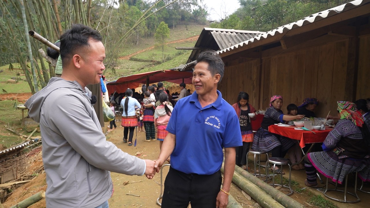 Đi ăn cưới con gái A Tông trên bản Cống Dua - Cưới đứa con thứ 8 vẫn còn 2 đứa nữa mới hết
