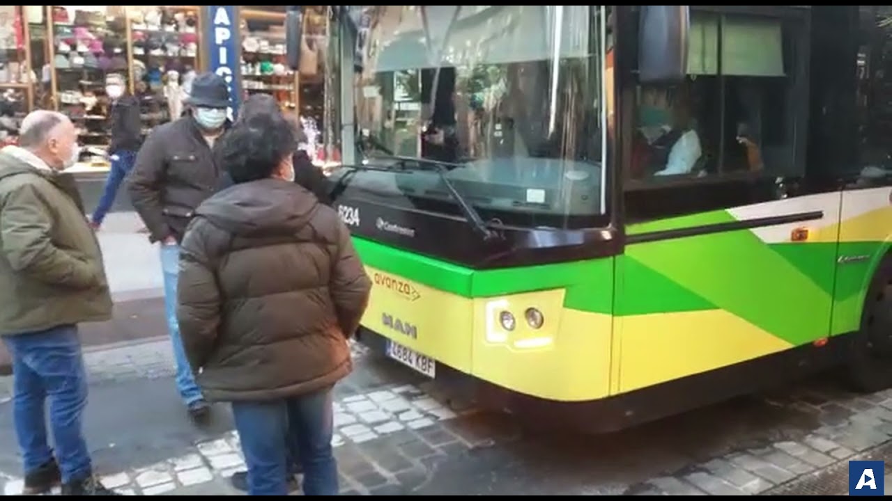 Trabajadores de Vitrasa increpan un autobús en servicios mínimos