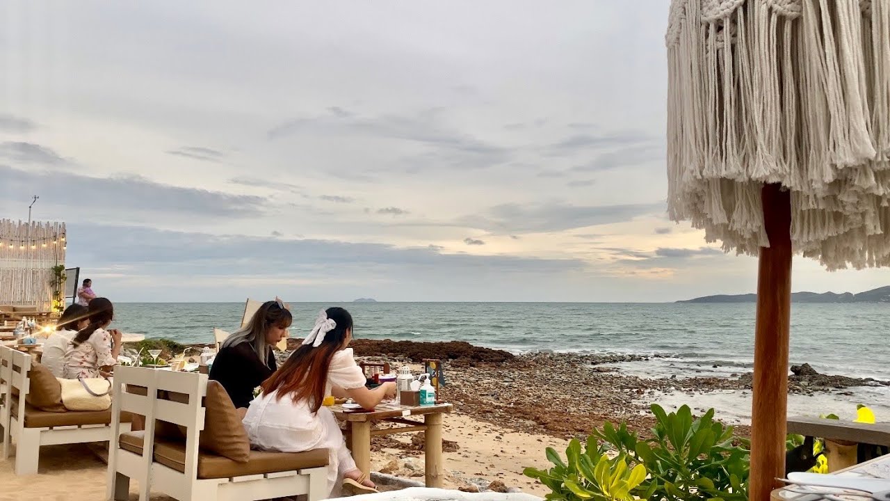 PATTAYA : The Oxygen Beachfront Oasis.