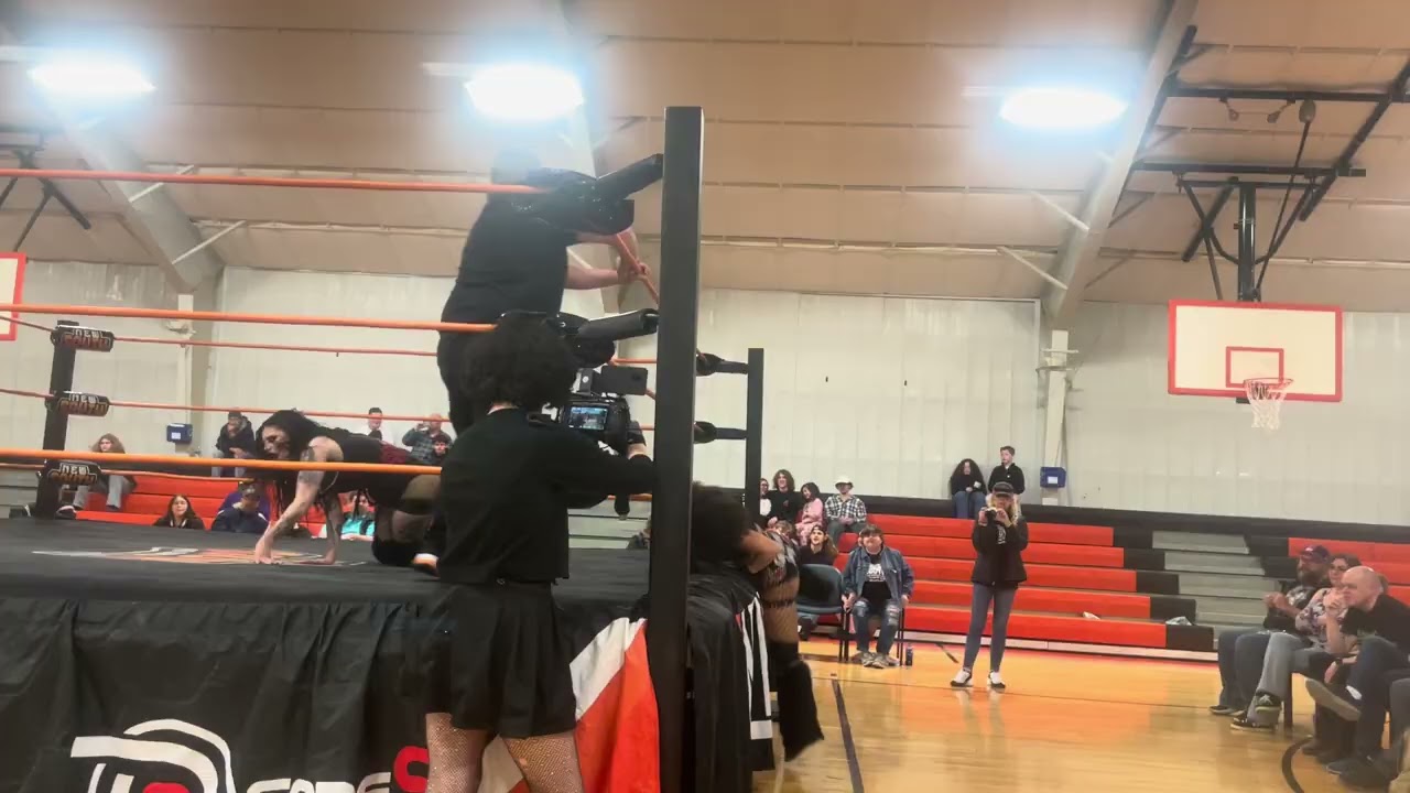 Vampire Baddie Revenna Vein vs Corrine Joy 