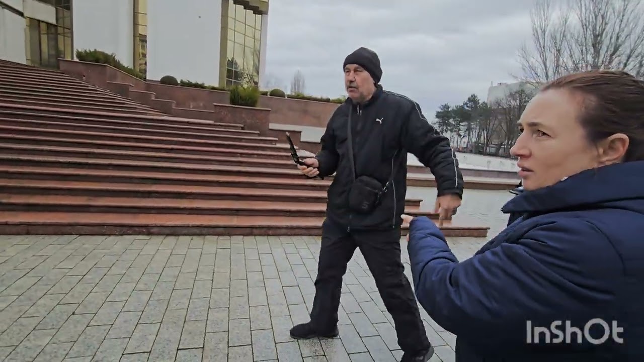 Дина Карпински и С.Унгуряну у здания президентуры .3.01.2026.