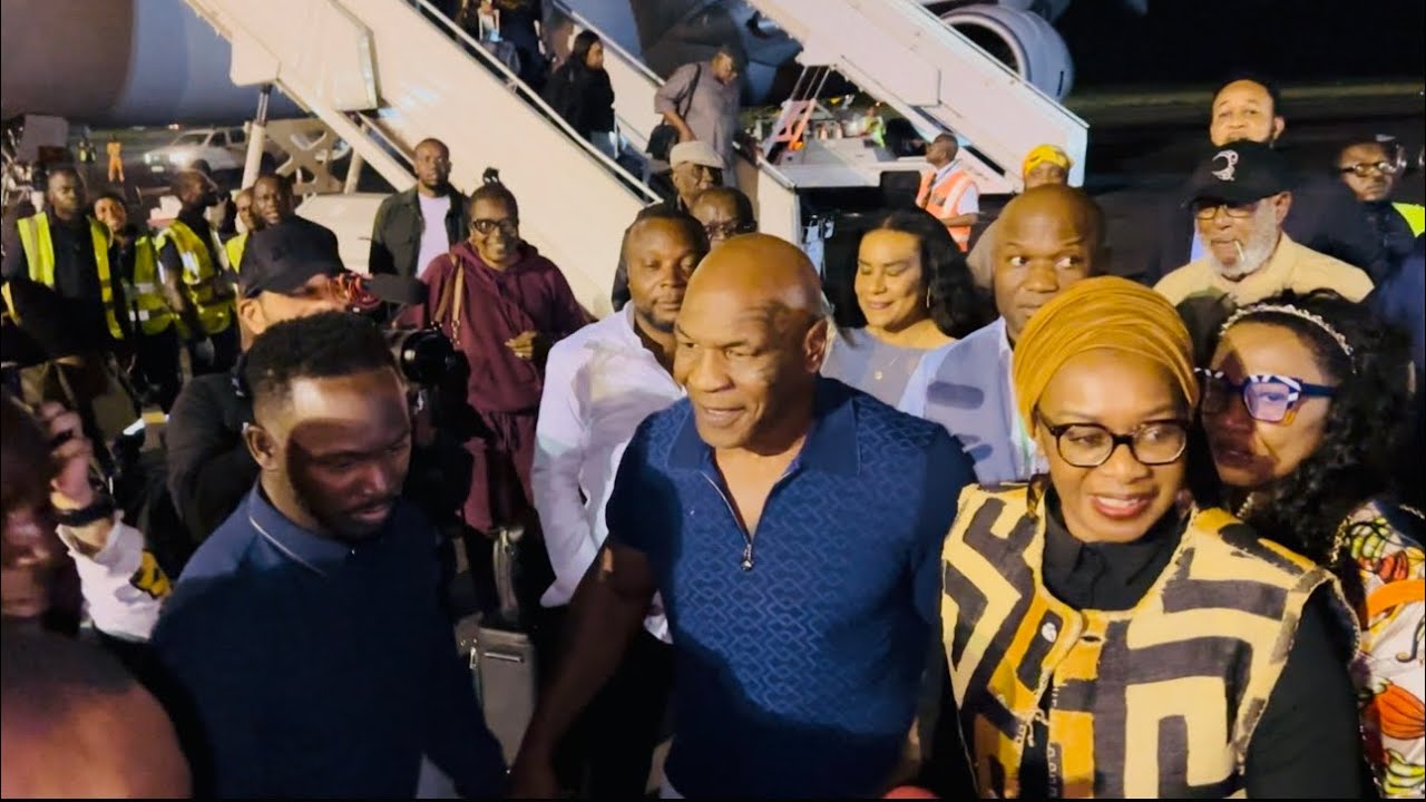 🚨Exclusivité: Légende du ring à Kinshasa : Mike Tyson accueilli comme un chef d’État à l’aéroport !
