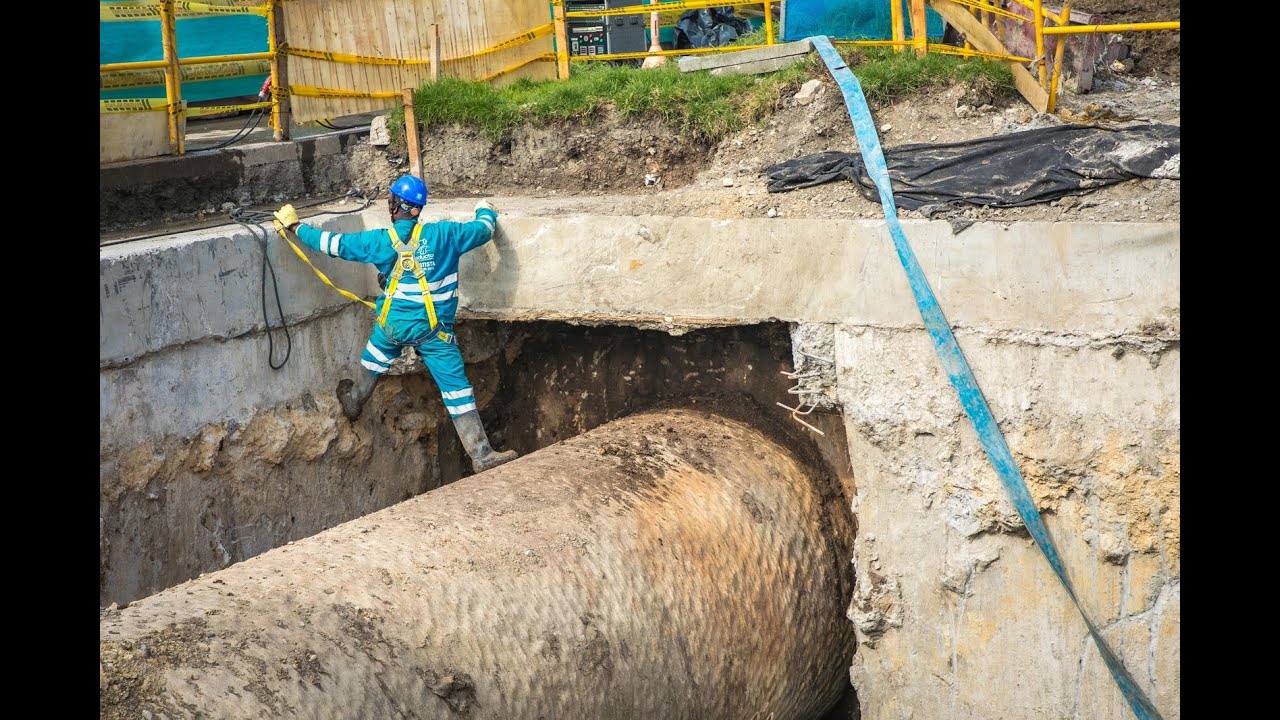 Renovación del tubo de agua más grande de la ciudad