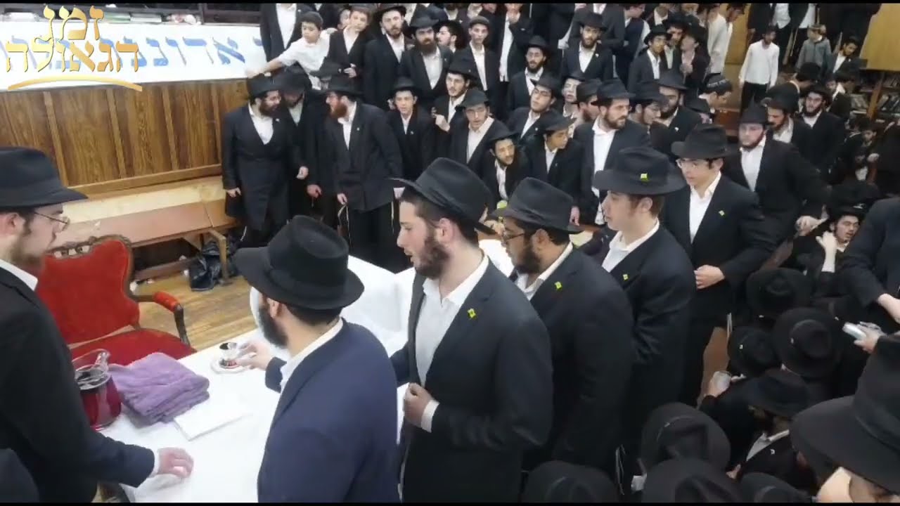 חלוקת כוס של ברכה מהרבי מלך המשיח שליט