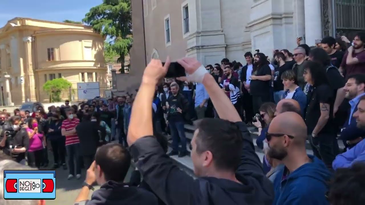 Richard Benson, il funerale: il commovente ricordo della moglie ed il raduno di fan in chiesa