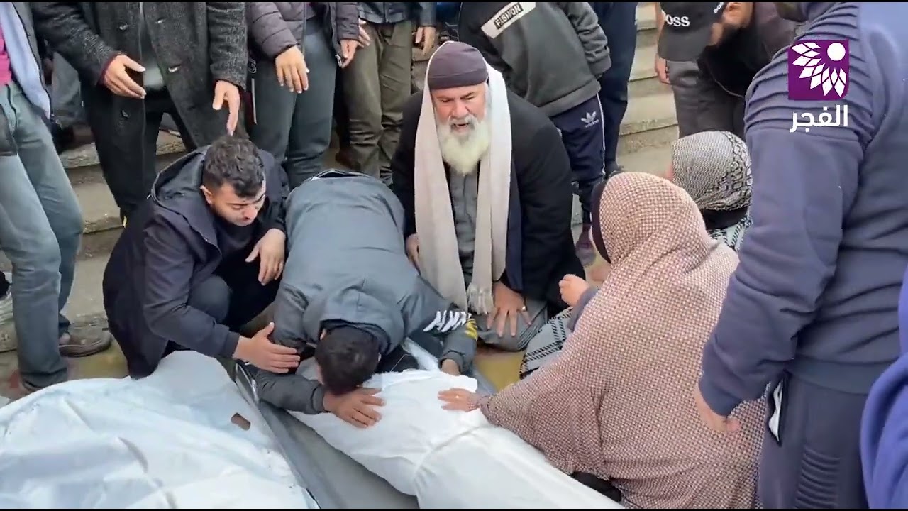جانب من وداع شهداء خان يونس الذين ارتقوا ليلة أمس بقصف طائرات الاحتلال الإسرائيلي