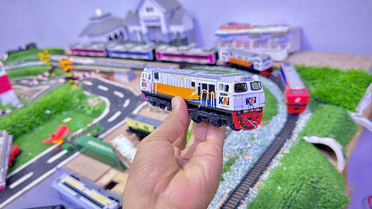 MENJALANKAN KERETA API MEMBAWA GERBONG PANJANG.