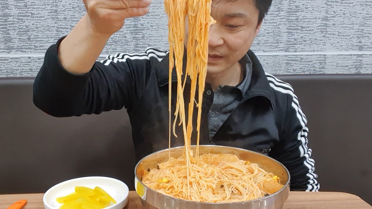 Я съел столько рагу из кимчи, что, кажется, мой желудок лопнет!