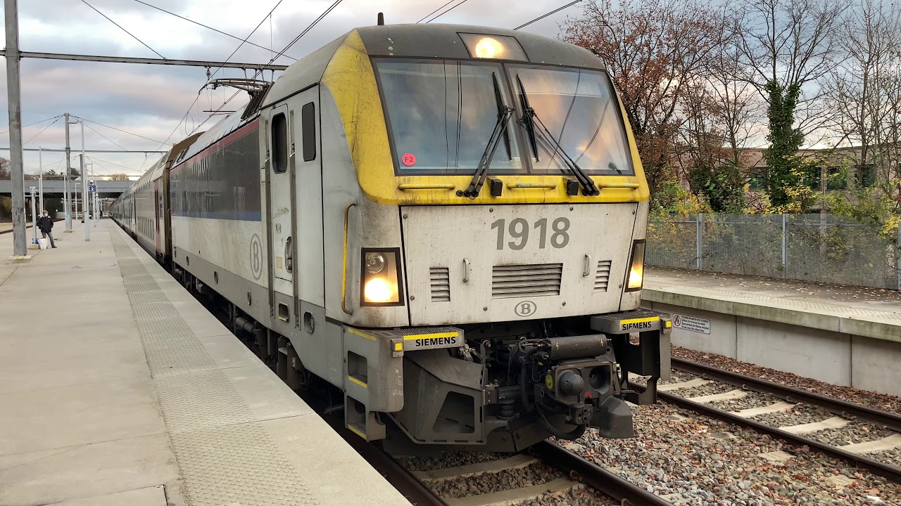 HLE 1918 + M6 + HLE 1920 + M6 vertrekken in Genk