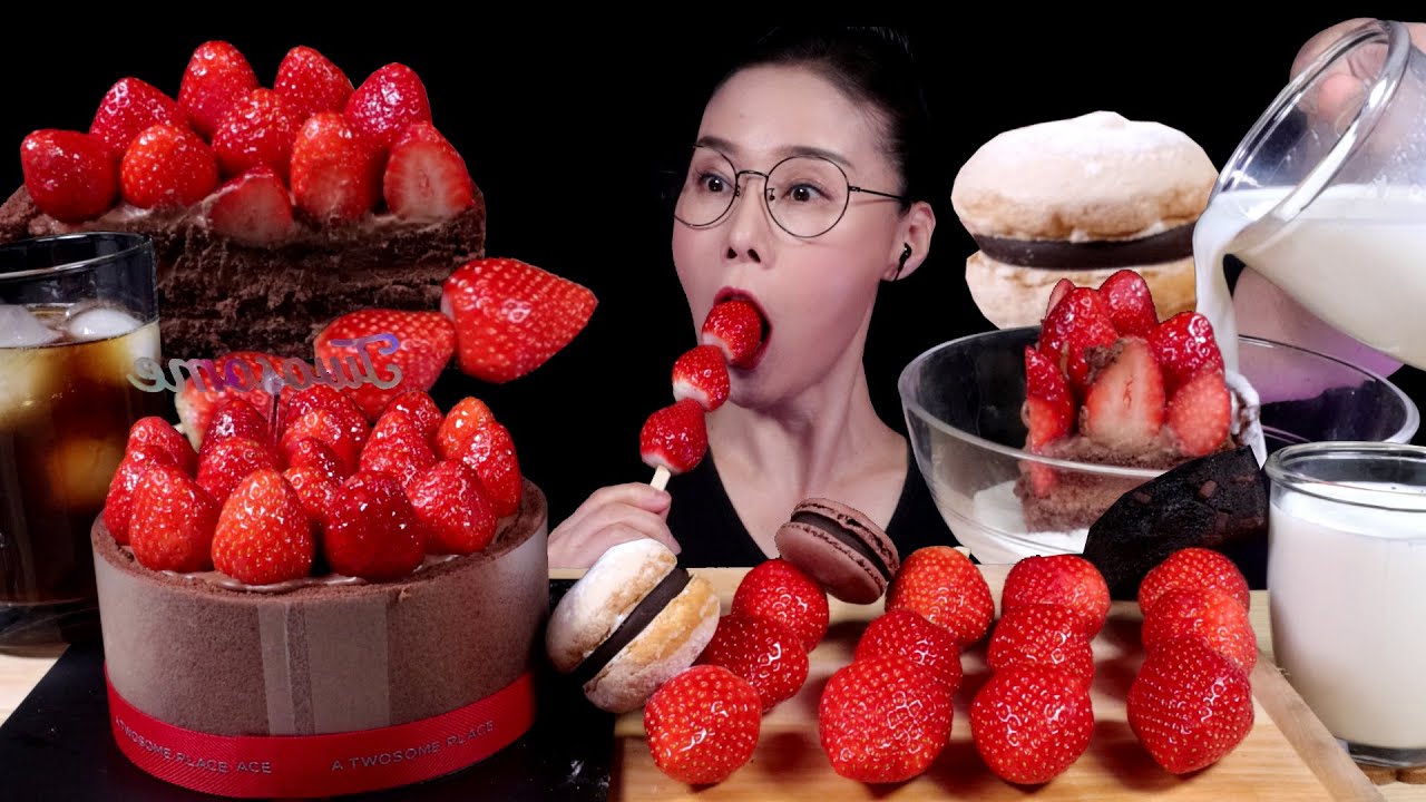 SUB)MUKBANG투썸 초코딸기케이크 우유부먹 다쿠아즈,마카롱,휘낭시에Chocolate Strawberry Cake Milk Dacquoise, Macaron, Financier