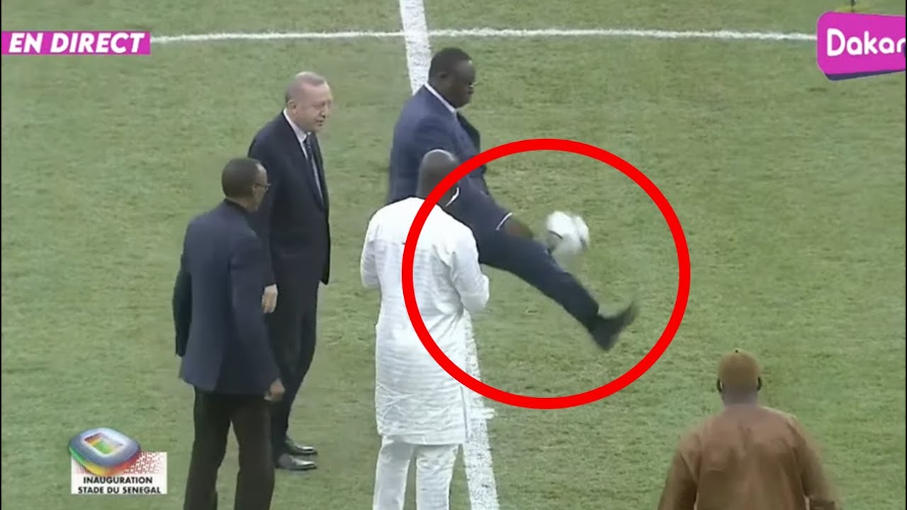 Stade Me Abdoulaye Wade: Quand le President Macky s'amuse à jongler devant le public