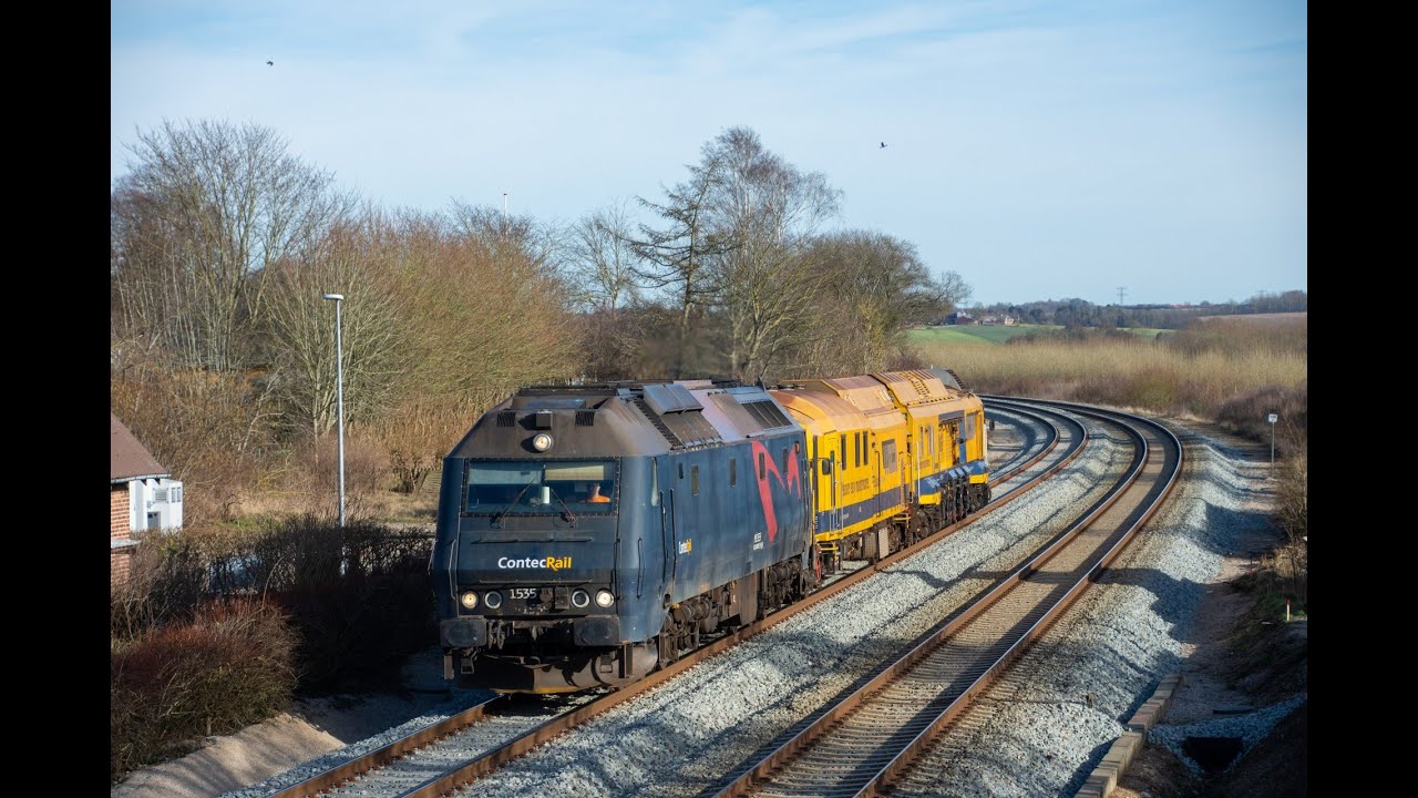 TME 1535 med skinnefræser, TME 1533 med Mærsktog samt gods til Abø,  og DSB MF 5051 + ER 2036 i rød.