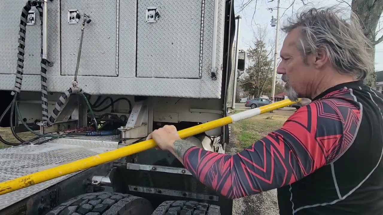 BLUEFORD GETS A PRESSURE WASH  #freightliner #truckwash #pressurewashing #owneroperator #ownerop
