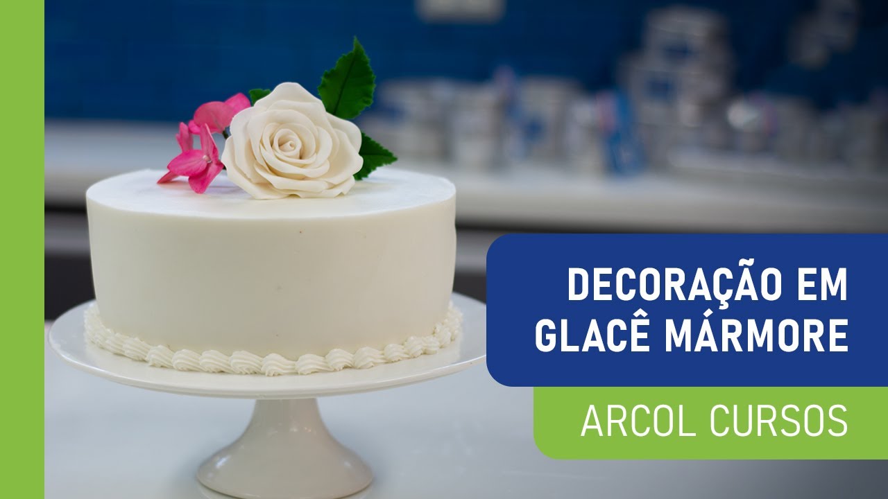 Receita de Bolo de Chocolate com decoração em Glacê Mármore