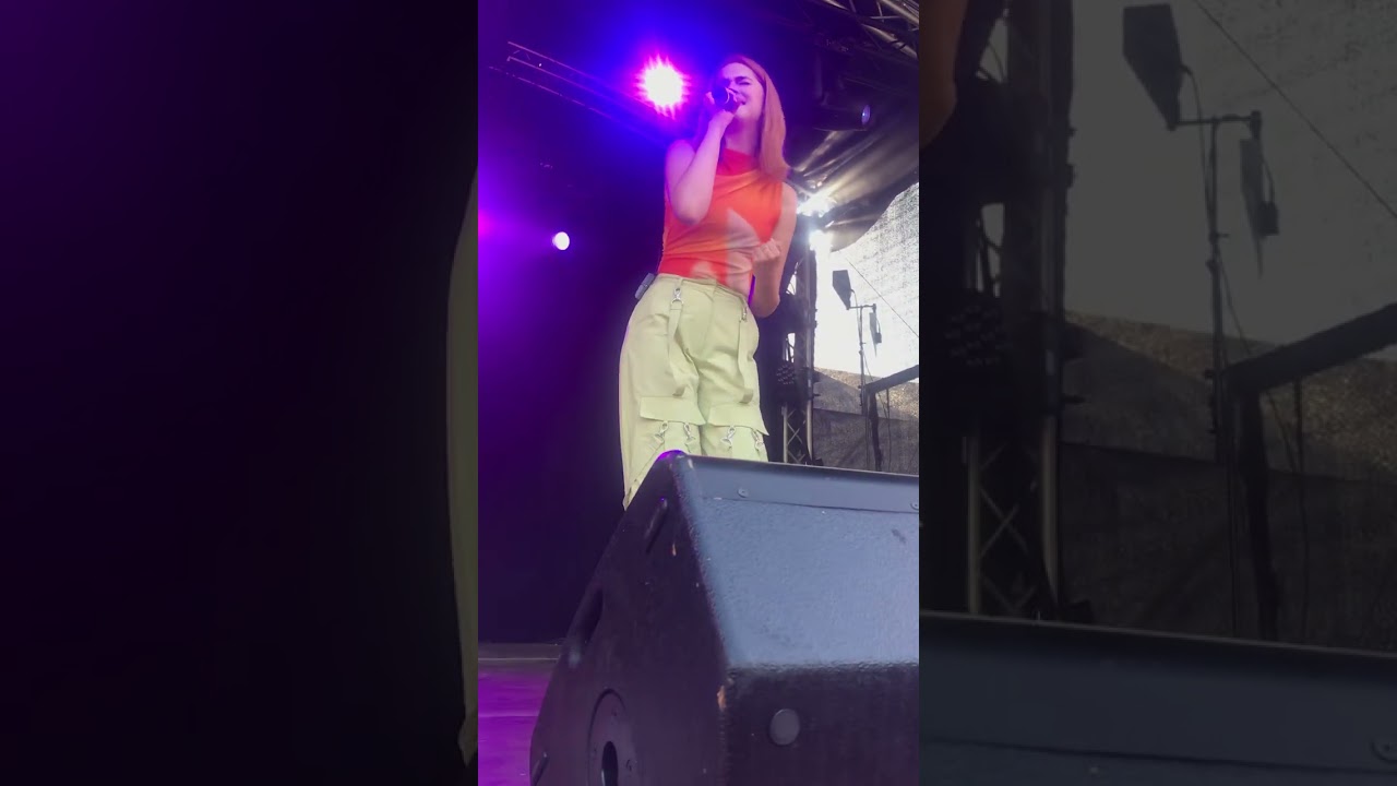 Zie ik je staan ~ Lotte De Clerck