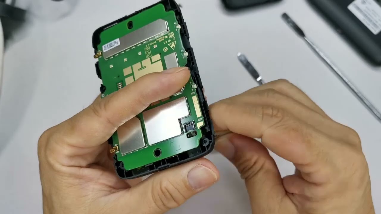 How to replace battery Telstra 4G WiFi Modem ZTE MF910 910L, 910v 910y,910z