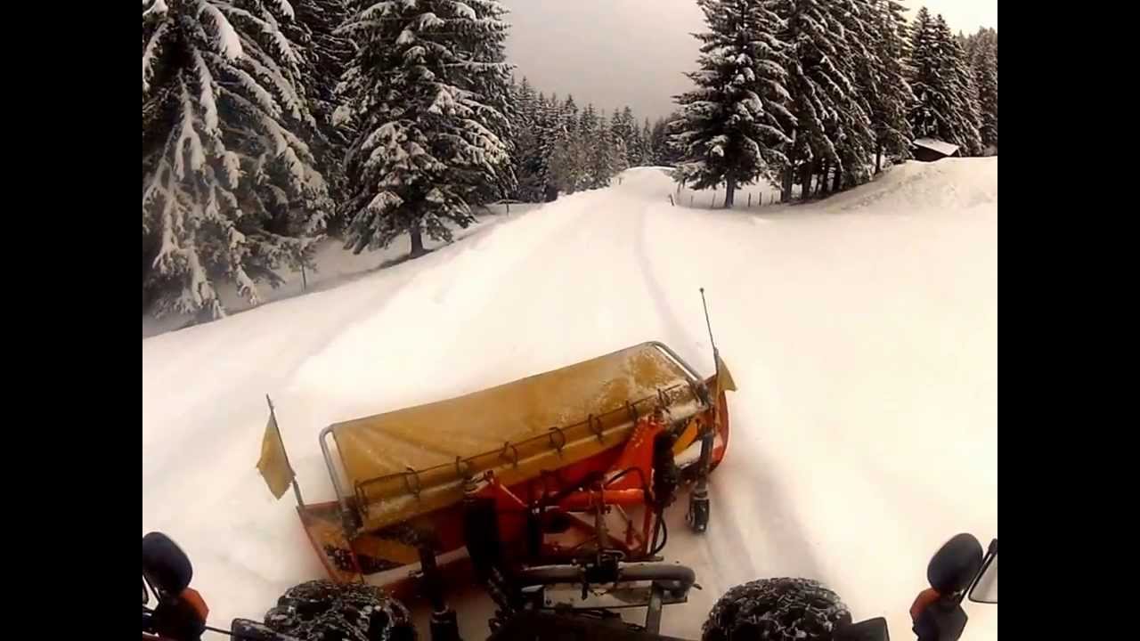 Aebi TT 70S beim Schneeräumen mit Zaugg