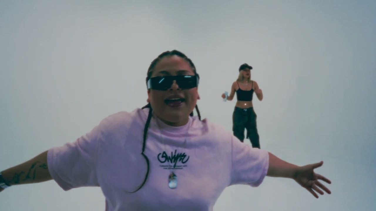 Abril Mancilla, Elie Tigre - Ando Gris (Video Oficial)