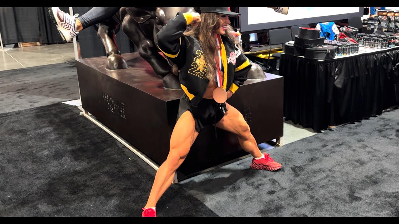 TWO MUSCULAR WOMEN HAVING FUN AT OLYMPIA EXPO OCT. 11, 2025【4K】