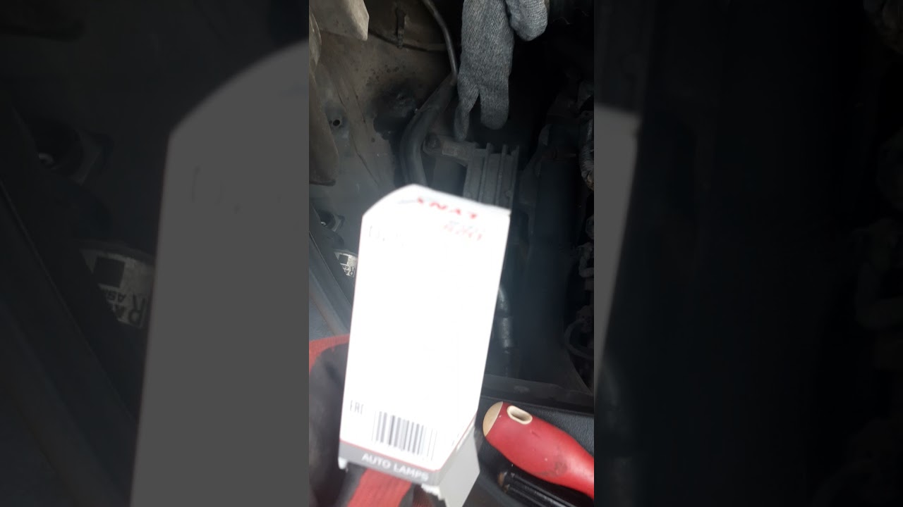Замена правой лампы головного света  на Cadillac SRX 2 2010
