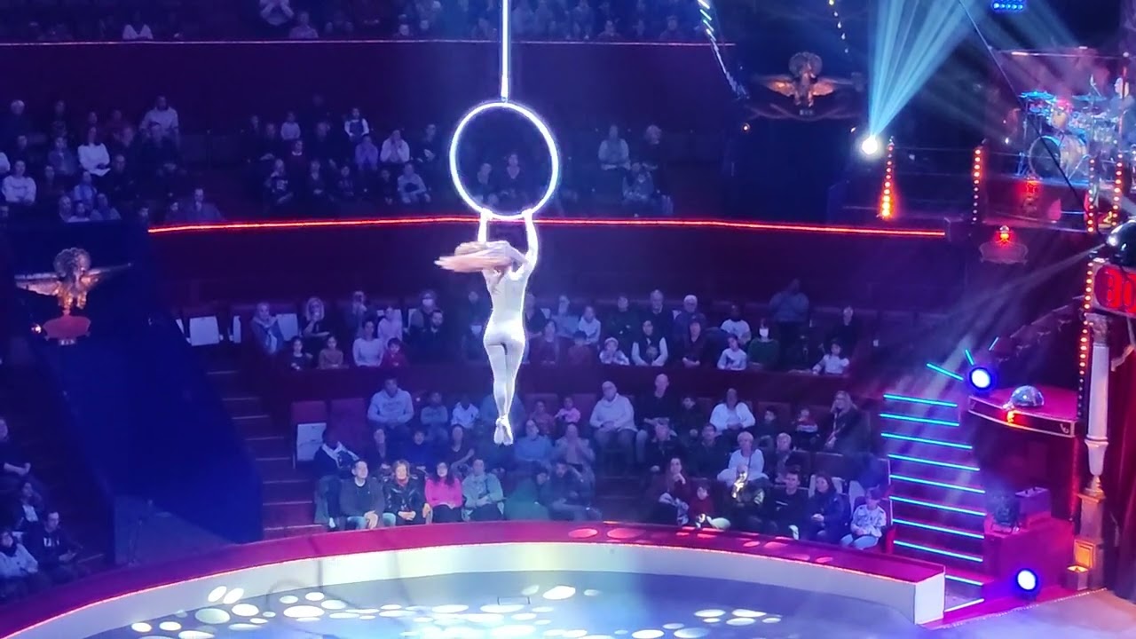 Cirque d'hiver Bouglione FANTAISIE Lucia Martdaz cerceau aérien