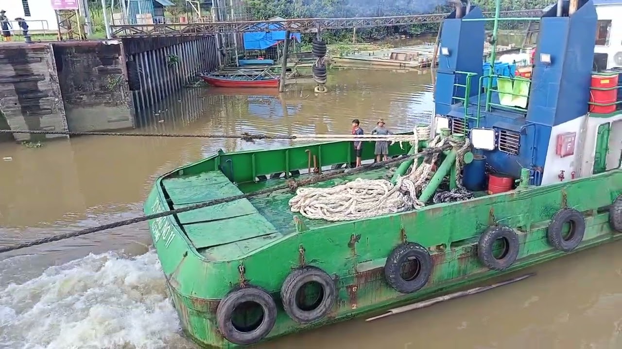 pgi ini kita ambk tabut tongkang kita keluar kan ke hulu guess semua 