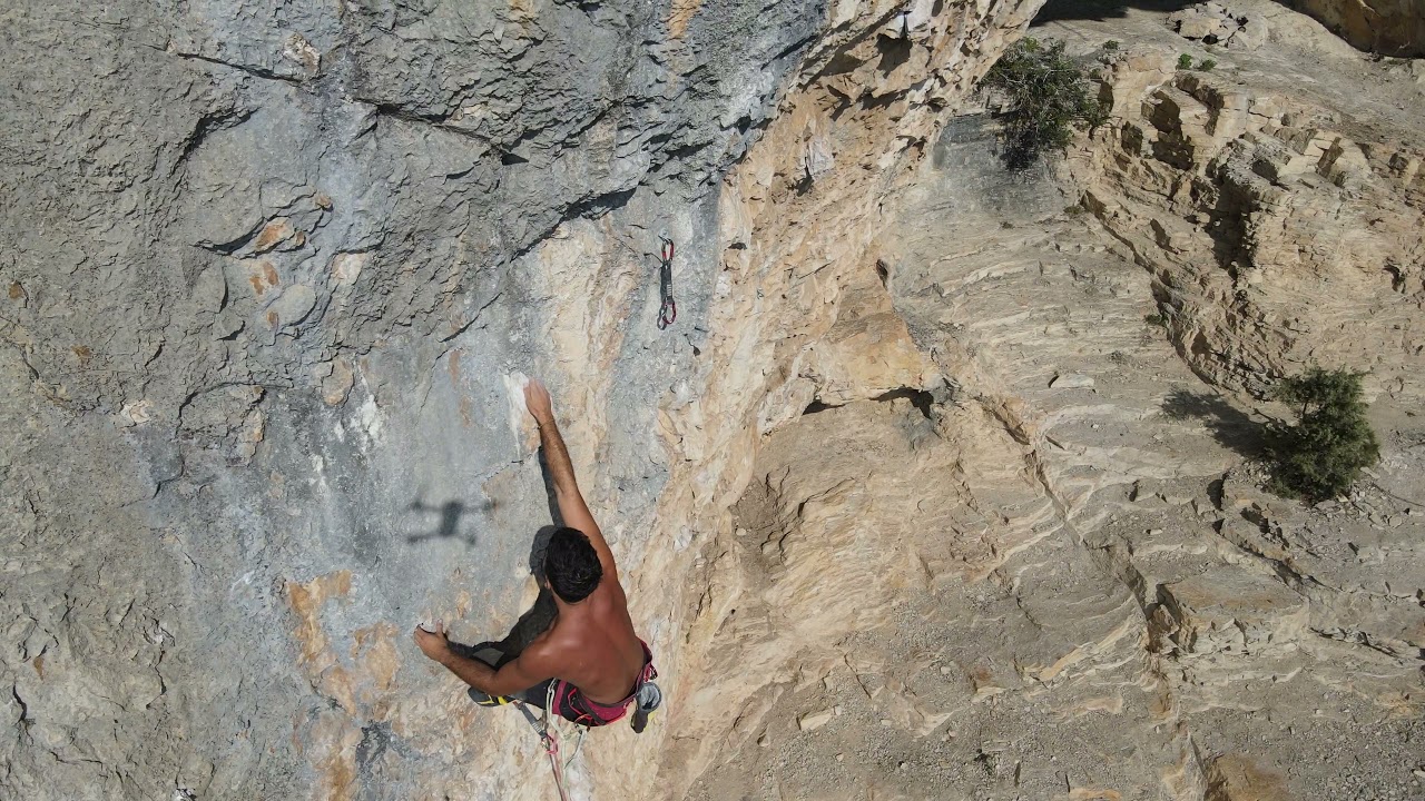 ESCALADA BELLAVISTA. Via: Tau Tau 7A+. Defining moves.